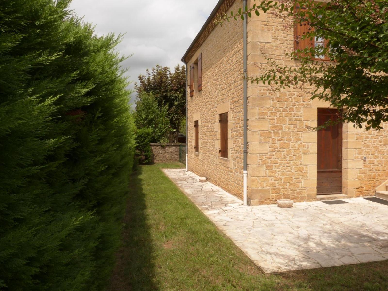 Logement Spacieux Rez-De-Chaussee, Jardin, Stationnement Devant, A 5 Minutes A Pied Du Centre De Sarlat Villa Luaran gambar